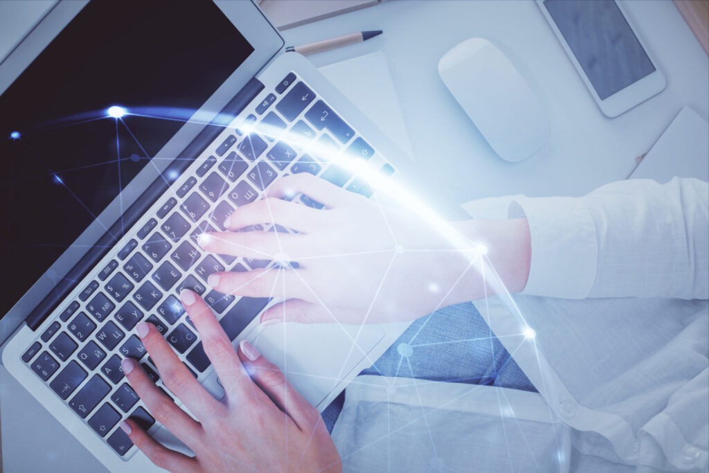 PCを操作する人の写真